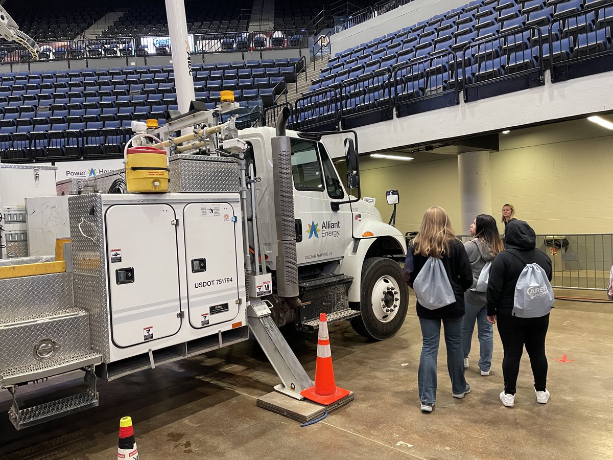 Prairie_Pride's tweet photo. Prairie Point 9th graders took part in the first Junior Achievement Career Inspire event today held at the Alliant Energy Power House. Students had the opportunity to get hands on learning about a variety of careers as they continue their 4-year planning and post HS planning. https://t.co/1vdAFndiEz