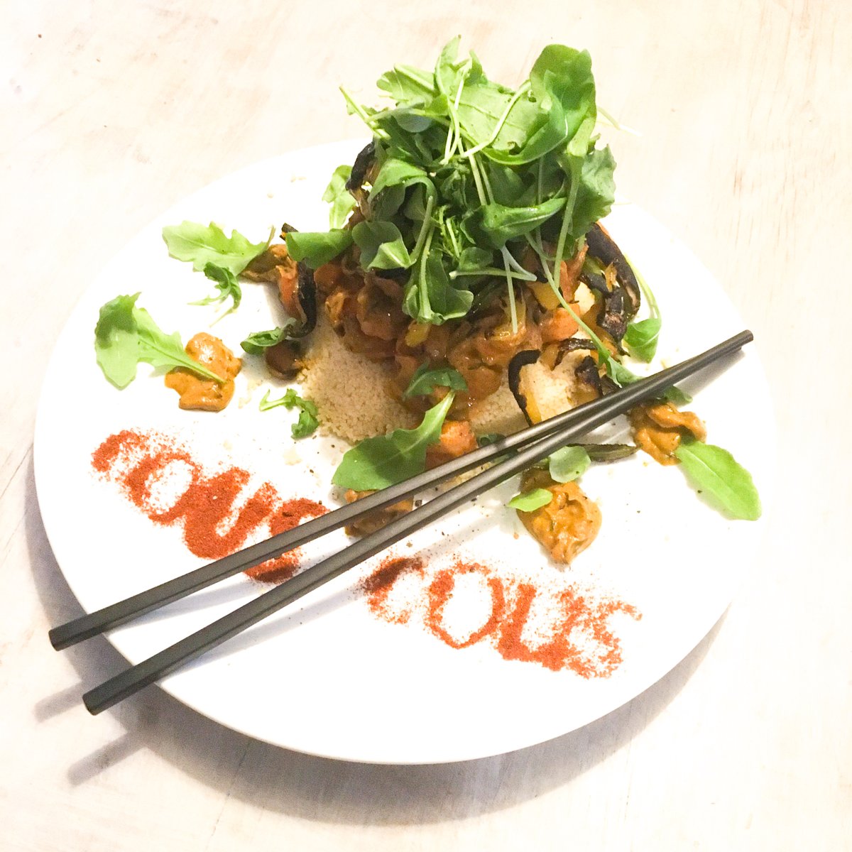 hannahkokoschka's tweet photo. #veganhour @veganhour a tasty speedy #plantbased dinner (love anything with #peanutbutter !) roasted #rosemary #sesalt #carrots with a peanutbutter #turmeric #cinnamon sauce over #couscous with chargrilled peppers and #rocket https://t.co/GEtBgS4dOR