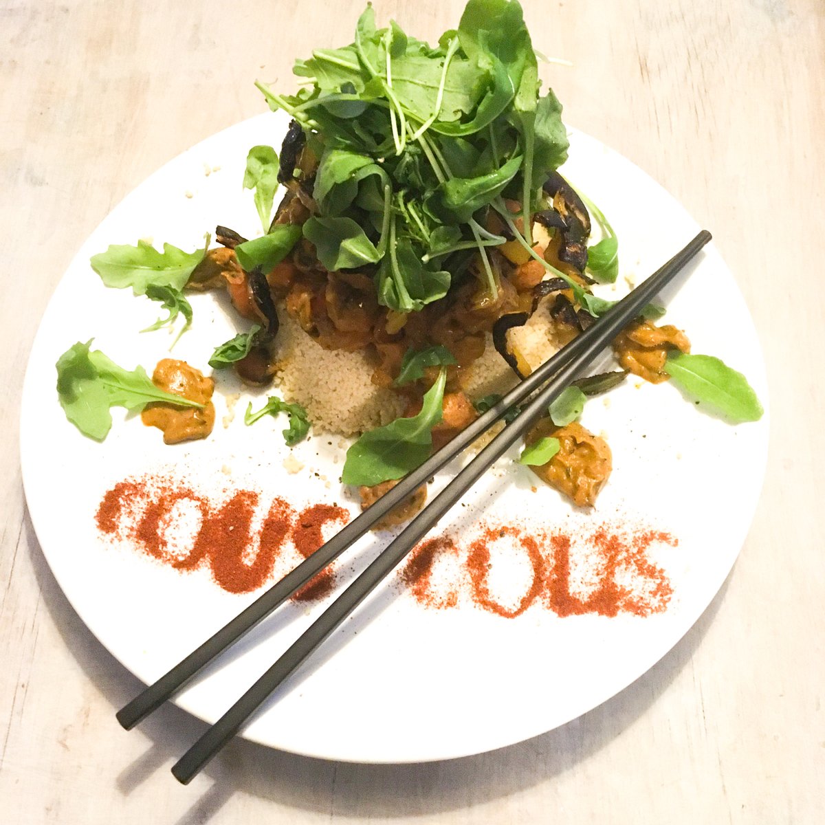 hannahkokoschka's tweet photo. #veganhour @veganhour a tasty speedy #plantbased dinner (love anything with #peanutbutter !) roasted #rosemary #sesalt #carrots with a peanutbutter #turmeric #cinnamon sauce over #couscous with chargrilled peppers and #rocket https://t.co/GEtBgS4dOR