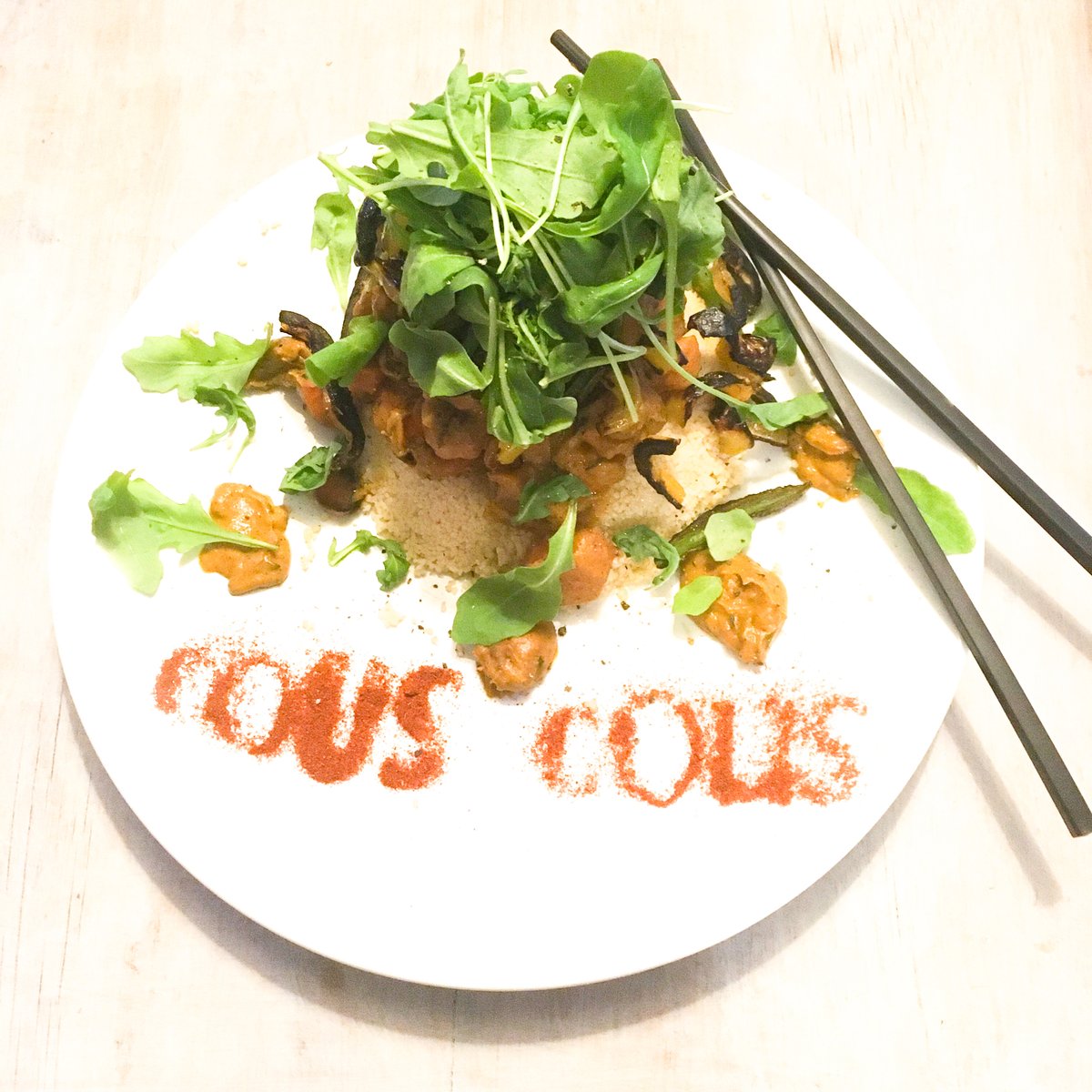 hannahkokoschka's tweet photo. #veganhour @veganhour a tasty speedy #plantbased dinner (love anything with #peanutbutter !) roasted #rosemary #sesalt #carrots with a peanutbutter #turmeric #cinnamon sauce over #couscous with chargrilled peppers and #rocket https://t.co/GEtBgS4dOR