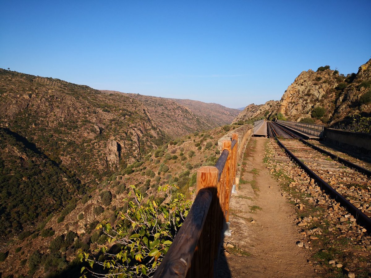 CrisFuentess's tweet photo. Si podéis, haced el Camino de Hierro. 17 kilómetros de vía férrea con sus túneles, puentes y vistas entre Salamanca y Portugal 😍 https://t.co/o9d6OeFWRs