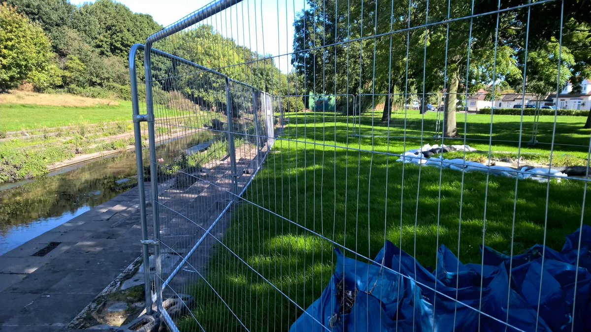 LDNWaterkeeper's tweet photo. A park in East London used to see sewage spill into the local river. People were told it'd cost £10m to fix.
We exposed the problem. Thames Water found silt had built up. It cost a lot less to clear. Spills cut by 80%!
Claims it'll cost £600bn to fix sewer spills are exaggerated. https://t.co/z6KneinB1Y