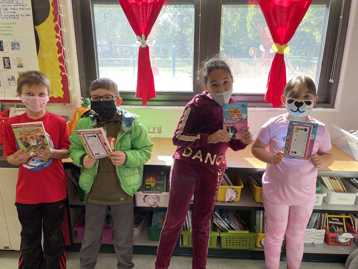 bgsbailey's tweet photo. Thanks @y115bookninjas these friends were so excited when they found these on their desks! https://t.co/O13kWyrNbK