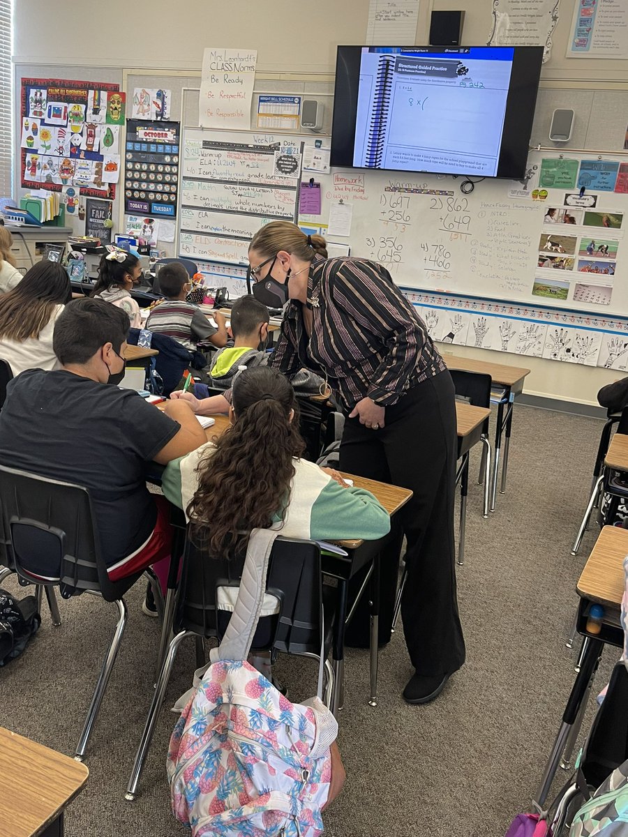 StephanyLynnV's tweet photo. Mrs Leonhardt at Wright Elementary engaging with her 5th grade students during a math lesson.#SwunMath #math https://t.co/SlLR5JA8Ic