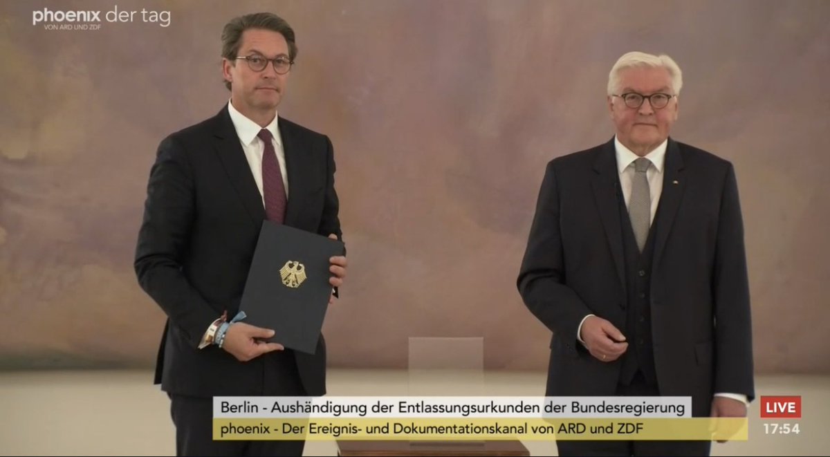 Dzienus's tweet photo. Was ein schönes Bild: Andreas Scheuer hat endlich seine Entlassungsurkunde bekommen - überfällig! 🥳😮‍💨 https://t.co/CPLpnN7gAI