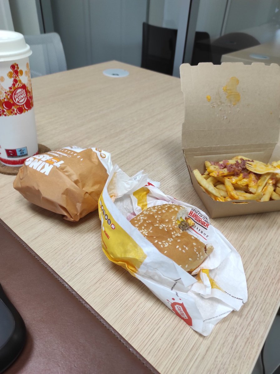 jeanbager's tweet photo. @H31Avignon @BurgerKingFR Honnêtement à part le #veggie qui était pas fou, ils envoient tous du bois.
Mais force de constater qu'on ne peut pas être déçu par le #RöstiMontagnard https://t.co/c8CxhSFPJi