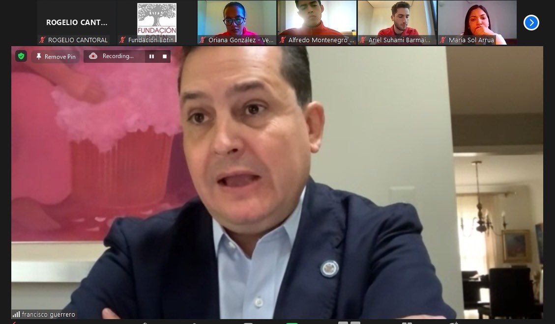pacoguerreroa65's tweet photo. Espléndido ejercicio de diálogo con l@s jóvenes del Programa para el Fortalecimiento de la Función Pública en AL de la @fundacionbotin sobre el estado de la democracia en la región y el trabajo de la @OEA_oficial. Mi reconocimiento a tod@os ell@s.!! https://t.co/FkXTYiDbyW