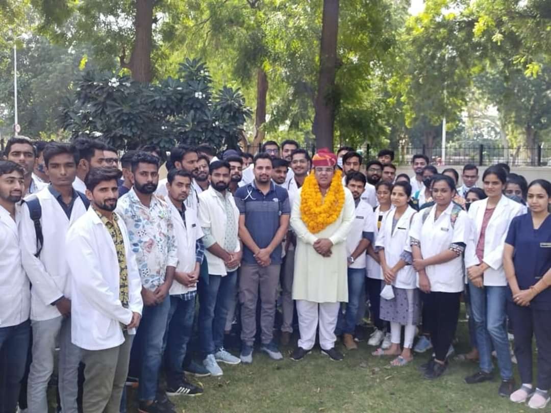 <a href="/biharibishnoi/">Biharilal Bishnoi</a>  जी द्वारा वेटेरिनरी डॉक्टर्स की आवाज़ को विधानसभा में उठाने के लिए  धन्यवाद ज्ञापित कर स्वागत किया । <a href="/RajCMO/">CMO Rajasthan</a> <a href="/ashokgehlot51/">Ashok Gehlot</a> जी <a href="/KatariaLalchand/">Lalchand Kataria</a>  जी वेटेरिनरी इंटर्नशिप भत्ते को सरकार जल्द से जल्द वित्तीय स्वीकृति प्रदान करे।
#Increase_Vet_Stipend