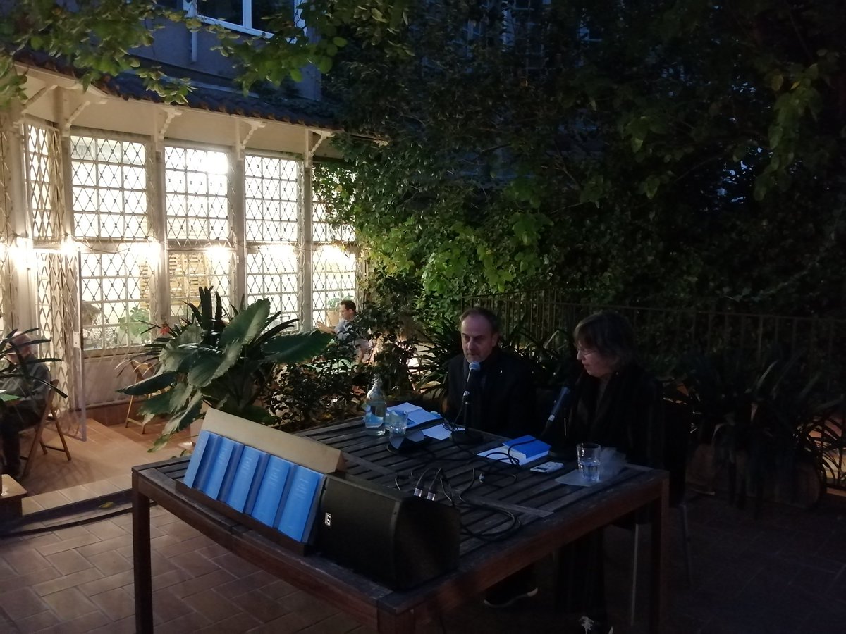 La_Central_'s tweet photo. Cecilia Dreymüller i Edgardo Dobry presenten l'antologia poètica "Hoja al viento" de Mascha Kaléko @ETresmolins https://t.co/uadFWOGVnr