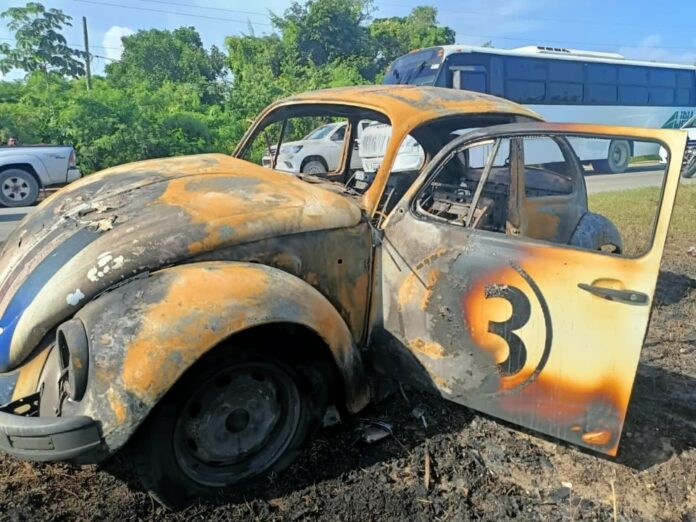 QuintaFuerzaMX's tweet photo. 🥺 ¡Te extrañaremos #Herbie #playense!
Ayer no solo se incendió y quedó como pérdida total un Volkswagen Sedan en la carretera federal 307, se fue el querido Herbie playense. Por fortuna no hubo heridos. 📷¡Comparte sus fotos en memoria!
👉https://t.co/qTmbgUgRvT https://t.co/SUALxTIktG