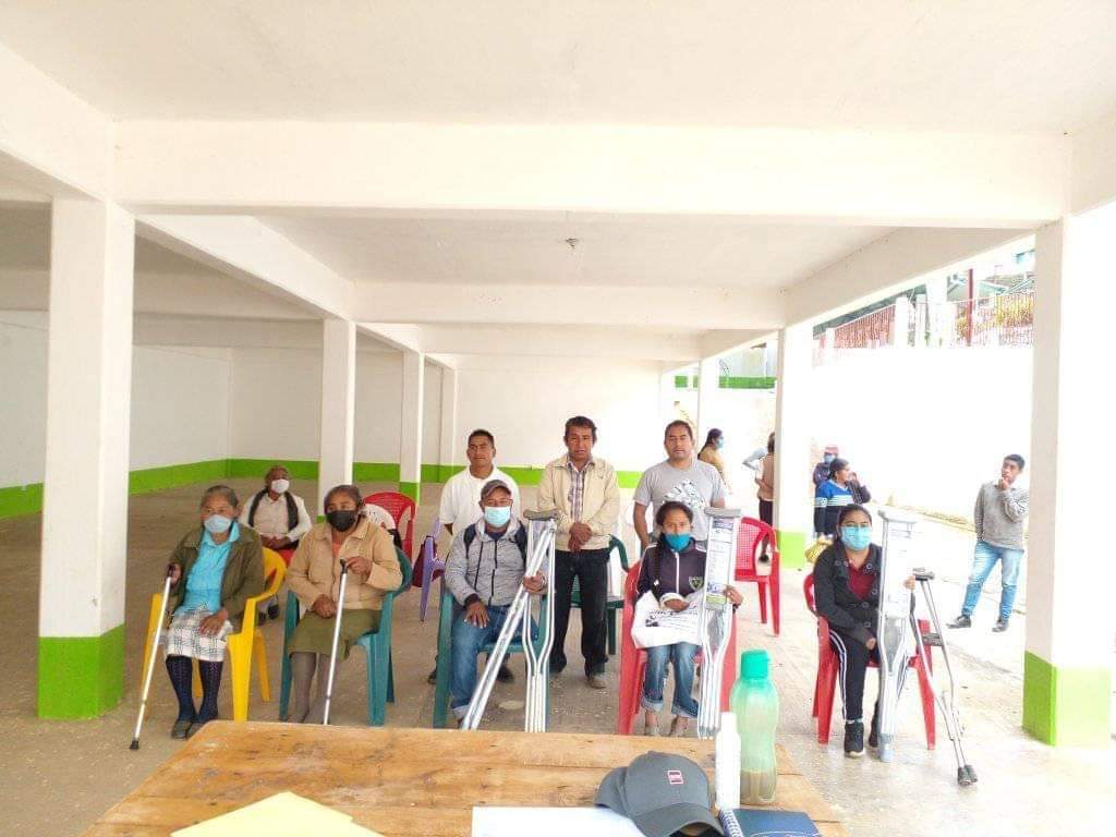 JulioCsarAudelo's tweet photo. En Sn Lucas #Zoquiapam entregamos bastones, muletas y un aparato auditivo  a distintos compañer@s   gracias al apoyo del #IPBA, se logró esta gestión de nuestra organización  #CEUCO-#COCyP  siempre  seremos un puente de nuestras comunidades  en busca de su bienestar. https://t.co/lJ8WiqvqnB