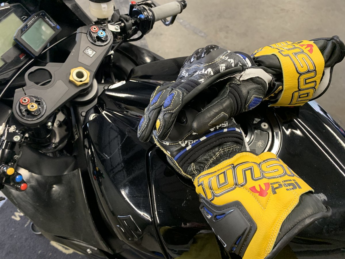 Tues 26th October | Donington Park Checklist:

Bike 95% ✅
Ribs 72% ✅
Gloves 100% ✅ ✨

…custom leathers so why not custom gloves?!. 😍👌 nice work  <a href="/PSiHubik/">PSí HUBÍK</a>  👏👏
