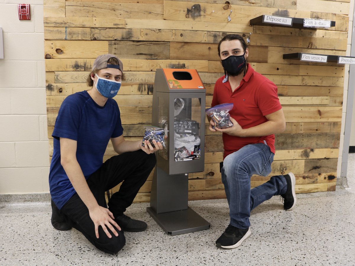 ENJEUquebec's tweet photo. À peine 45% des #piles à usage unique sont récupérées au Québec. En plein coeur de la Semaine québécoise de @reductiondechet, ENJEU et @Call2RecycleCA vous invitent à éliminer écologiquement vos piles usagées grâce au concours de piles! 🔋 #SQRD #dechets https://t.co/o7JjMifq6O https://t.co/ikjn9o75RO