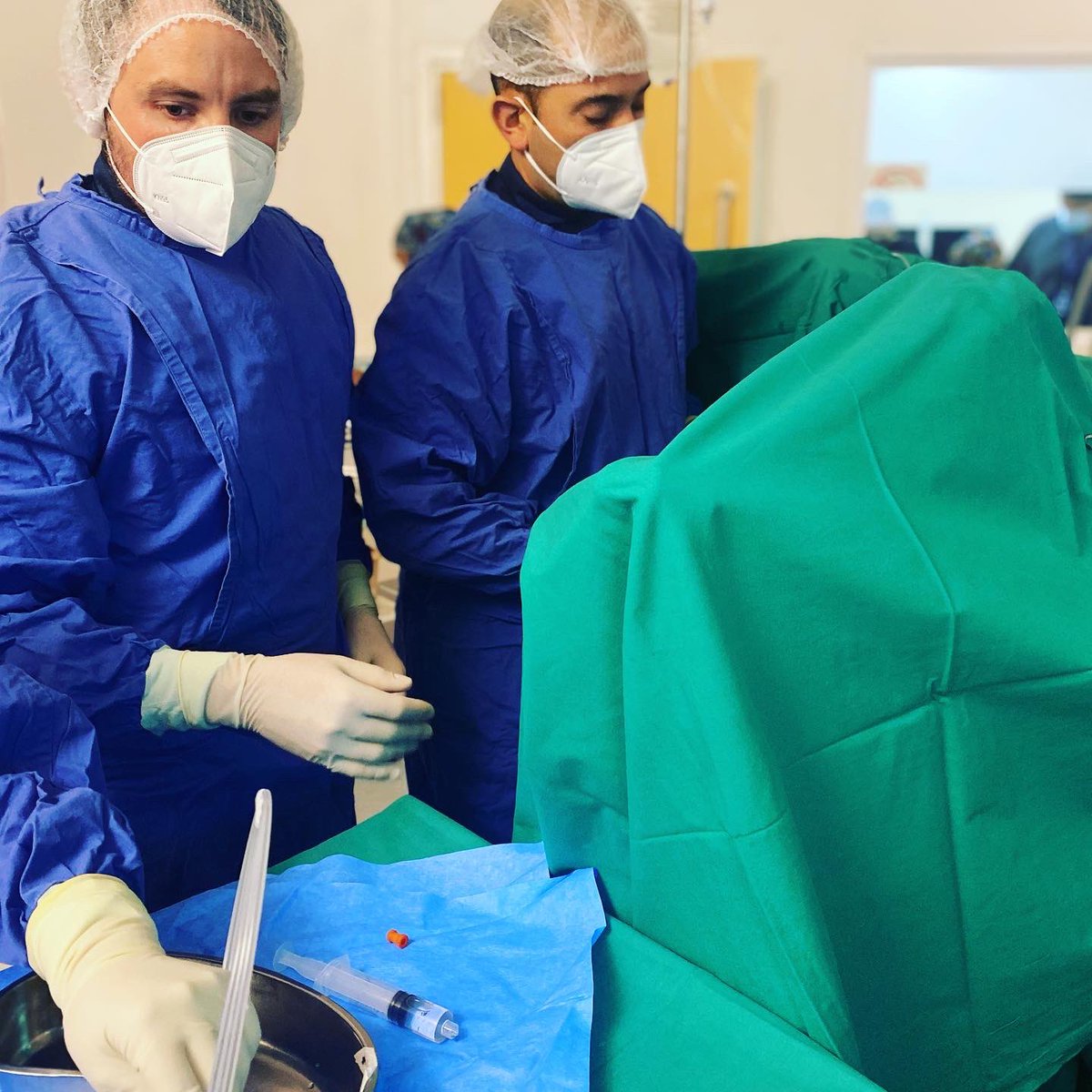 sulusanjose's tweet photo. Hoy junto al Dr @gaston_astroza continuamos nuestro 2do día quirúrgico. Enfatizando en la protección radiológica realizamos el acceso percutáneo con ecografía. Gran experiencia, gracias Dr. Astroza por acompañarnos. https://t.co/cMUaqVnmcm