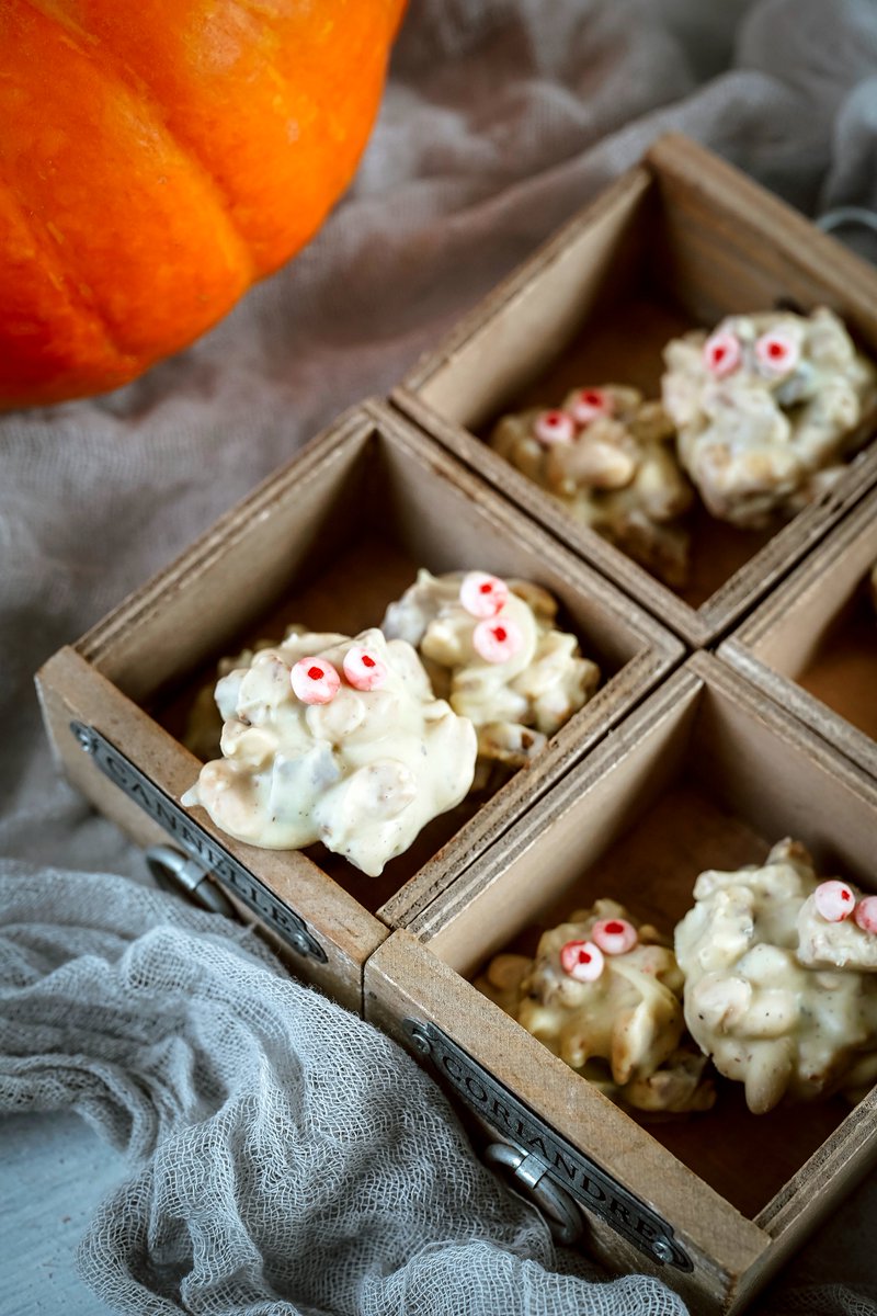 SmartbiteSnacks's tweet image. The best way to never be afraid of ghosts? Turn them into cute little #ricekrispies treats. ⁣These #vegan spooky #ghosts will be a hit at every #Halloween party and are far easier to make than they look! 👻
⁣
𝗚𝗿𝗮𝗯 𝘁𝗵𝗲 𝗿𝗲𝗰𝗶𝗽𝗲: bit.ly/rice-krispy-gh… 👀