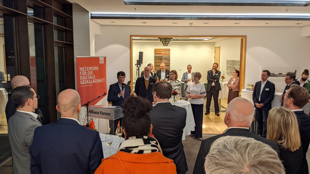 CarstenKoeppl's tweet photo. Im #NewNormal brauchen wir eine neue Führungskultur, vor allem auf der mittleren Ebene: sie sind Teamplayer,  soziale Player und Teil des kreativen Prozesses, nicht nur "Boss und Bossin", sagt @BoehningB bei @initiatived21 https://t.co/hlqDASLigU