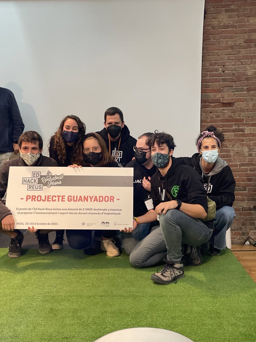 reusjove's tweet photo. Últimes presentaciones, ronda del jurat i el grup guanyador de l’#edhackreus una #reusvoluciourbana que ens ha motivat a tots!
Enhorabona al grup #reus(ce)ntrem amb ganes de veure l’evolució i la revolució!
@FundacioBofill @reus_cat https://t.co/RABTTaw6a0
