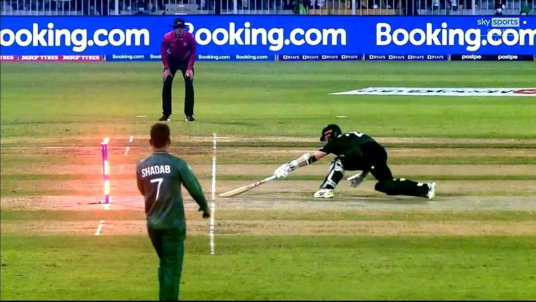 danii26743's tweet photo. Bola tha bhair nhi nikalna, aj security bhoot tight ha😂💪
#PakistanZindabad ♥️ https://t.co/bWvg5HaJrL