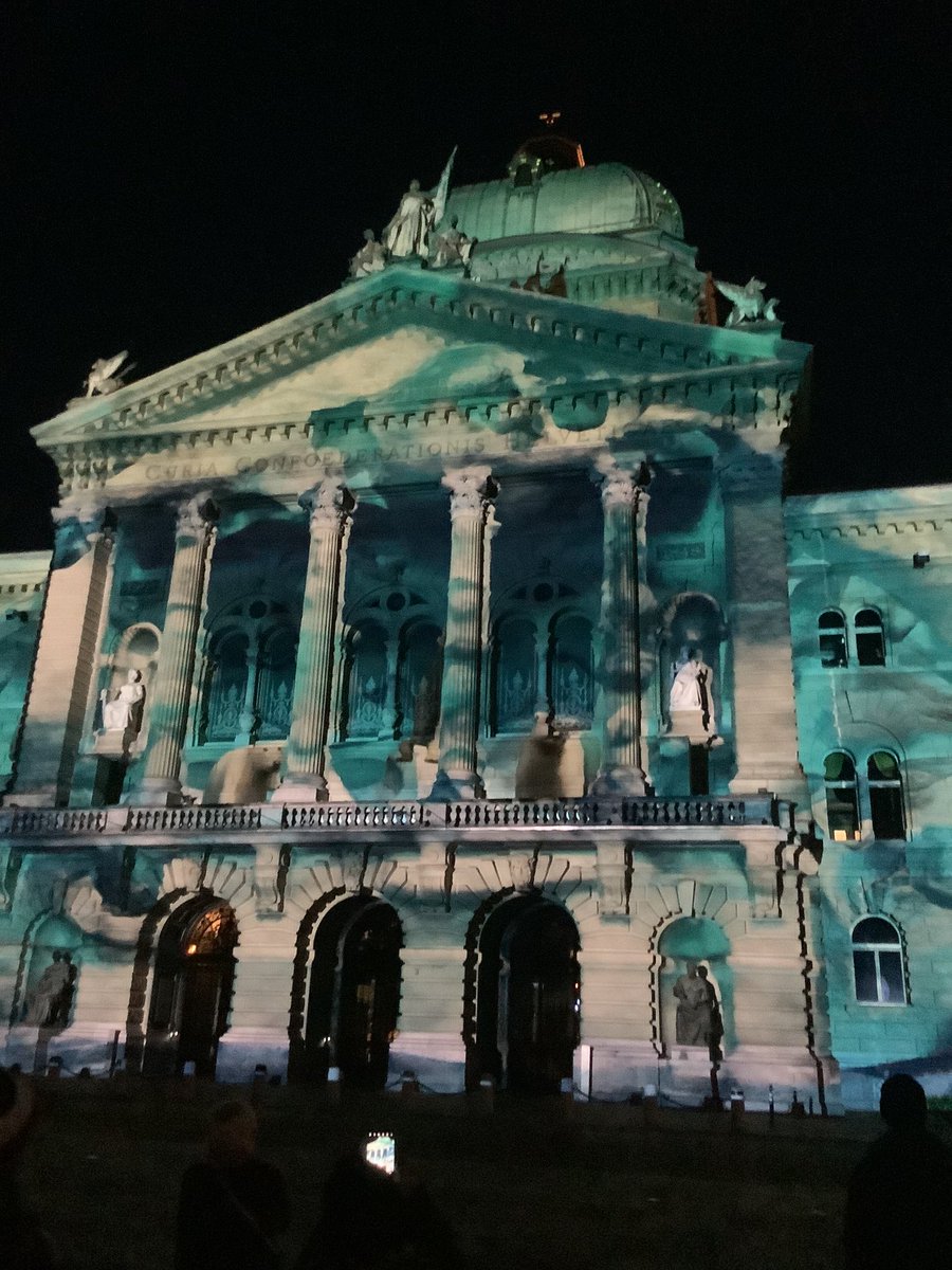 stadtwanderer_'s tweet photo. #MitAbstand
Lichtspektakel auf dem Berner Bundesplatz, diesmal unter anderem mit @Knutti_ETH. https://t.co/Bfe1qk7iuj