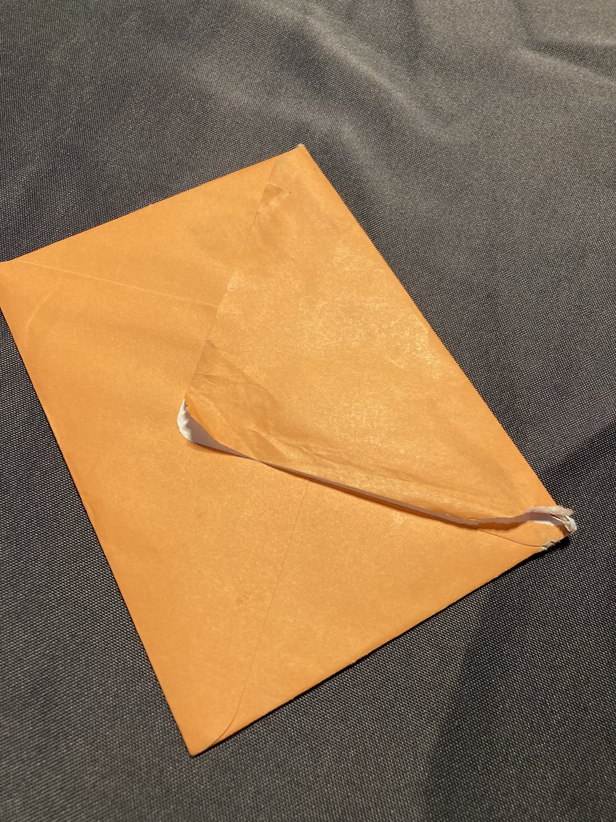 MatioozStar's tweet photo. Pour toi cher(e) employé(e) de #laposte, j’espère que tu profiteras bien du billet rouge que tu as subtilisé dans cette enveloppe destinée à un enfant de 8 ans et que tu penseras longtemps à la tristesse et la deception qu’il a pu ressentir. Cc @GroupeLaPoste @lisalaposte https://t.co/LNxj8FNIqx