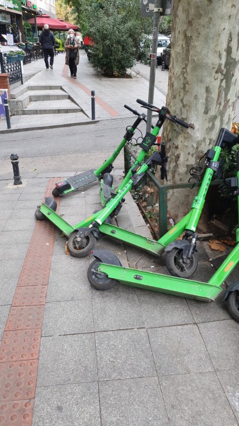 Bazı sahiller hariç bisiklet yolunun olmadığı ülkede elektirikli scooterlar yasaklanmalı. İnsanların hayatı tehlikede. Eğer benimle aynı fikirdeyseniz lütfen RT edin.