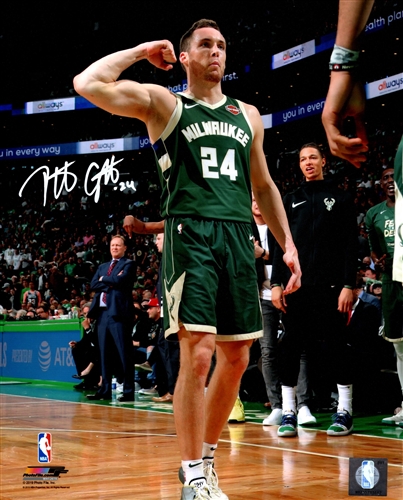 wauksports's tweet photo. Public Autograph Signing TONIGHT w/ @Bucks
 NBA Champs BROOK LOPEZ &amp; PAT CONNAUGHTON @wauksports starting at 5:30pm.  Info and tickets can be found at https://t.co/O1nvHaSSbU.  Follow &amp; RT for chance to win FREE signed photo.  @Inthegameautos
 @Dario_Melendez @pconnaughton https://t.co/VejQP7JSXa