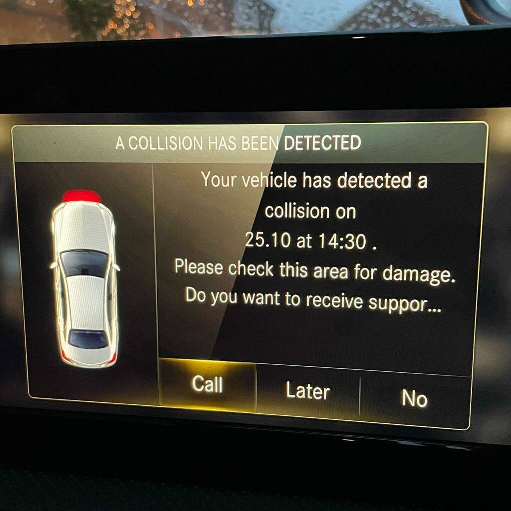 chunter77's tweet image. Very clever @mercedesbenz! No damage though! #collisiondetection #mecrcedes #pictureoftheday instagr.am/p/CVgD8VpIpsc/
