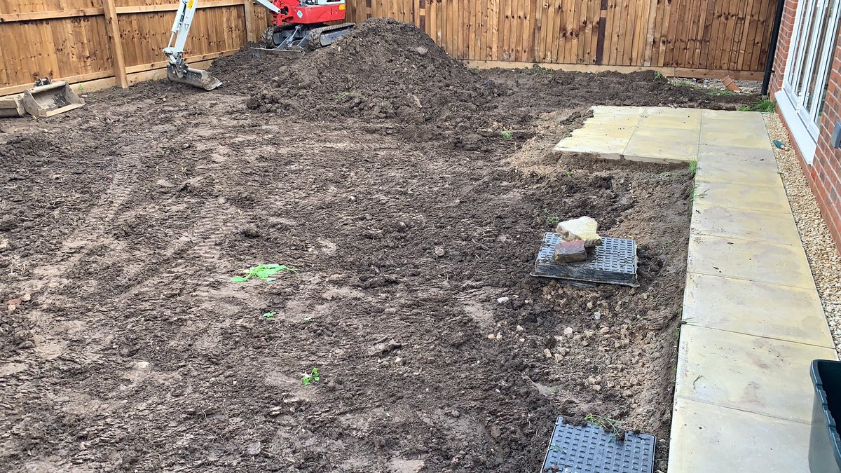 The teams are hard at it with a large Marshall’s drivesett pennant grey driveway in Fulwood and a lovely sawn grey patio with artificial grass begins in lostock hall. Lots of rain 🌧 but that does not stop us 💪🧱 ✅✅✅