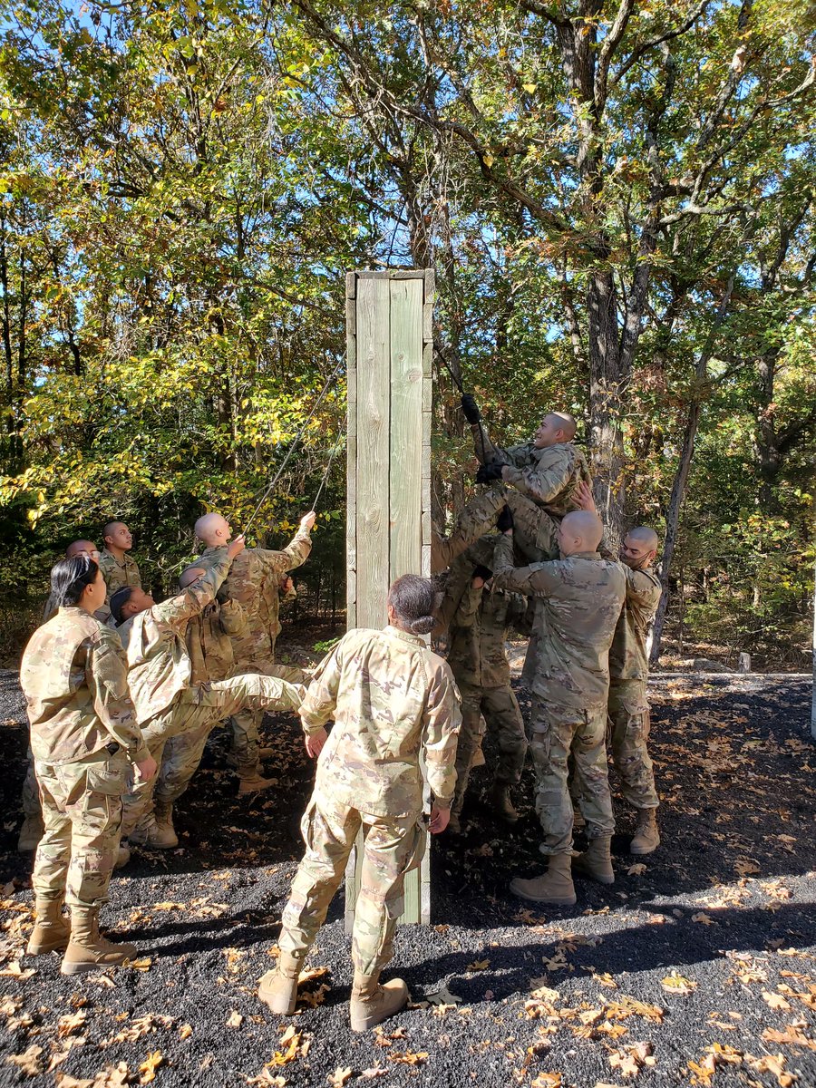 Charlie35th's tweet photo. Commandos overcame challenges and worked together as a team on the Confidence Obstacle Course. https://t.co/HdETV4iHpe