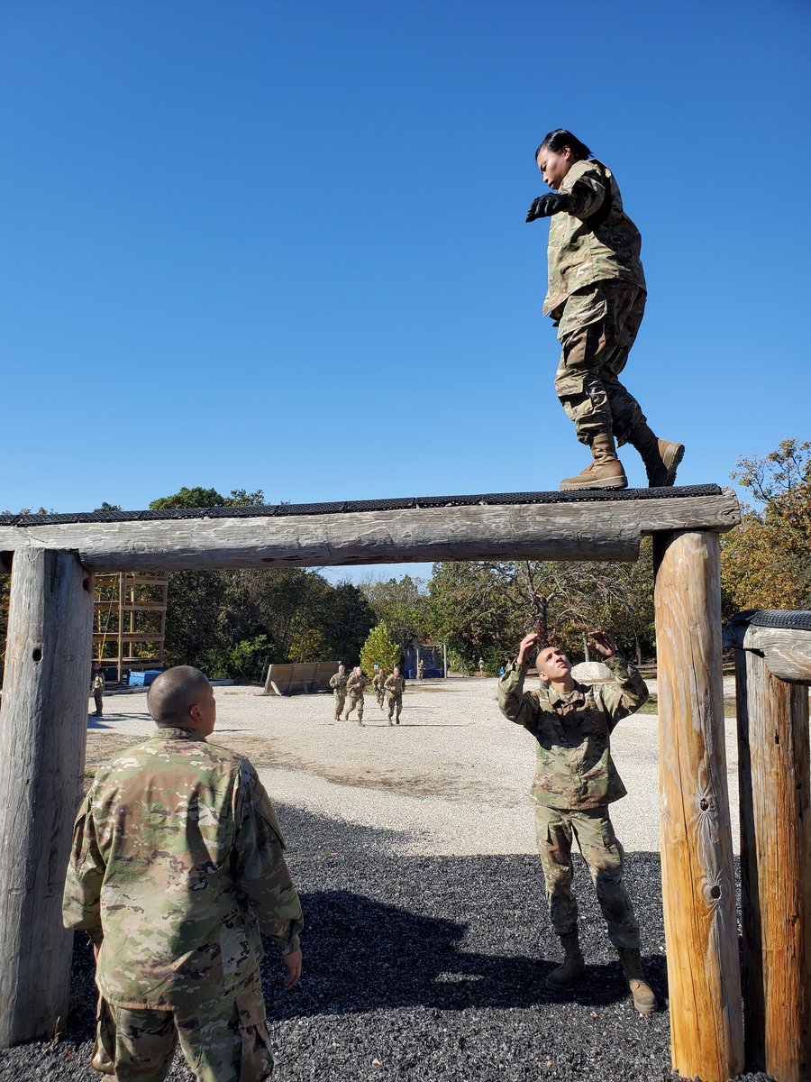 Charlie35th's tweet photo. Commandos overcame challenges and worked together as a team on the Confidence Obstacle Course. https://t.co/HdETV4iHpe