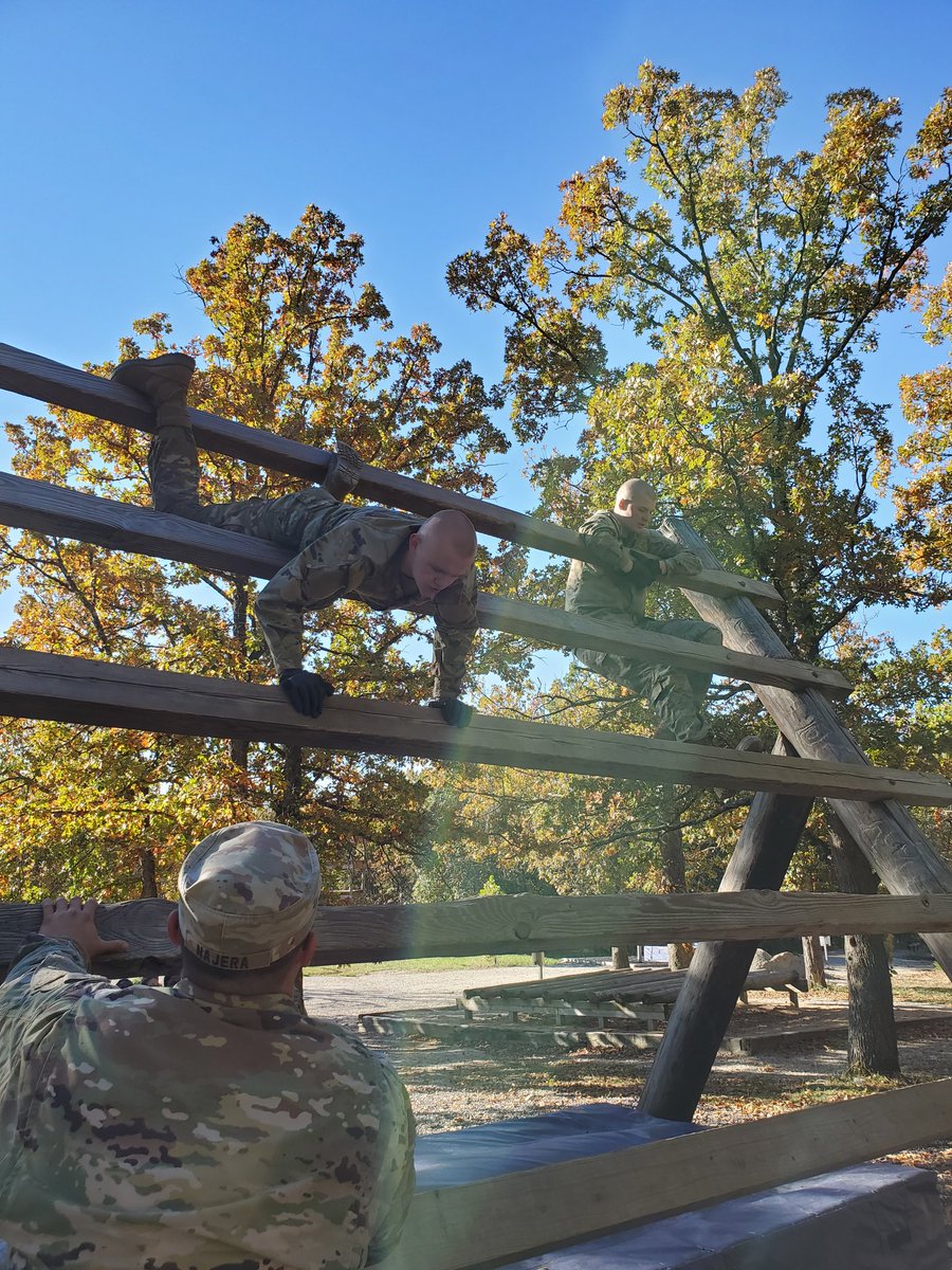 Charlie35th's tweet photo. Commandos overcame challenges and worked together as a team on the Confidence Obstacle Course. https://t.co/HdETV4iHpe