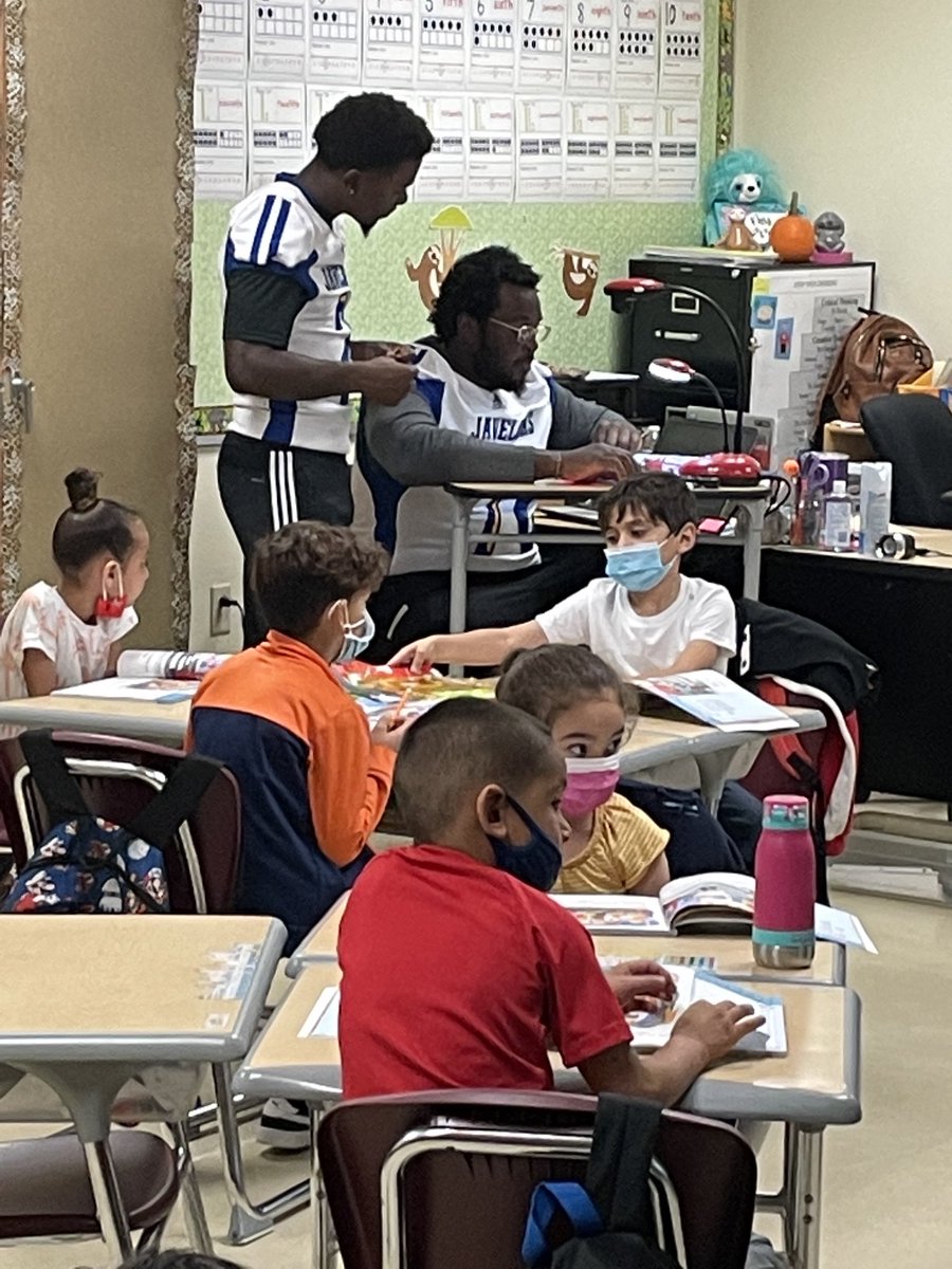 Coachsalinas12's tweet photo. ‼️👀Our Player’s did a great job at Harvey Elementary School today! #ServiceHeart https://t.co/99cYfBdQSm