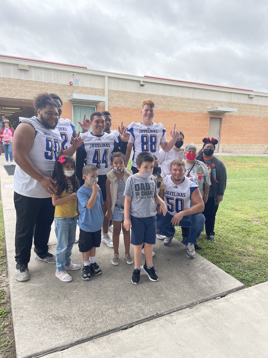 Coachsalinas12's tweet photo. ‼️👀Our Player’s did a great job at Harvey Elementary School today! #ServiceHeart https://t.co/99cYfBdQSm