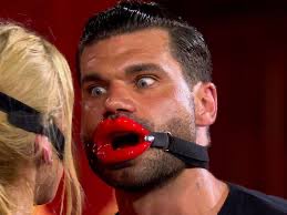 ChrisR_oe's tweet photo. Na dann, sehen wir uns an, was unser Psychopath des Hauses heute wieder treibt 👹 

Mike und seine Sklavin … was kommt heute : Redeverbot ? Sack über den Kopf ? 👹
Unsympathisch, aggressiv, unkontrolliert, oder einfach 👇#sommerhausderstars #spacko https://t.co/sJQliUz5er