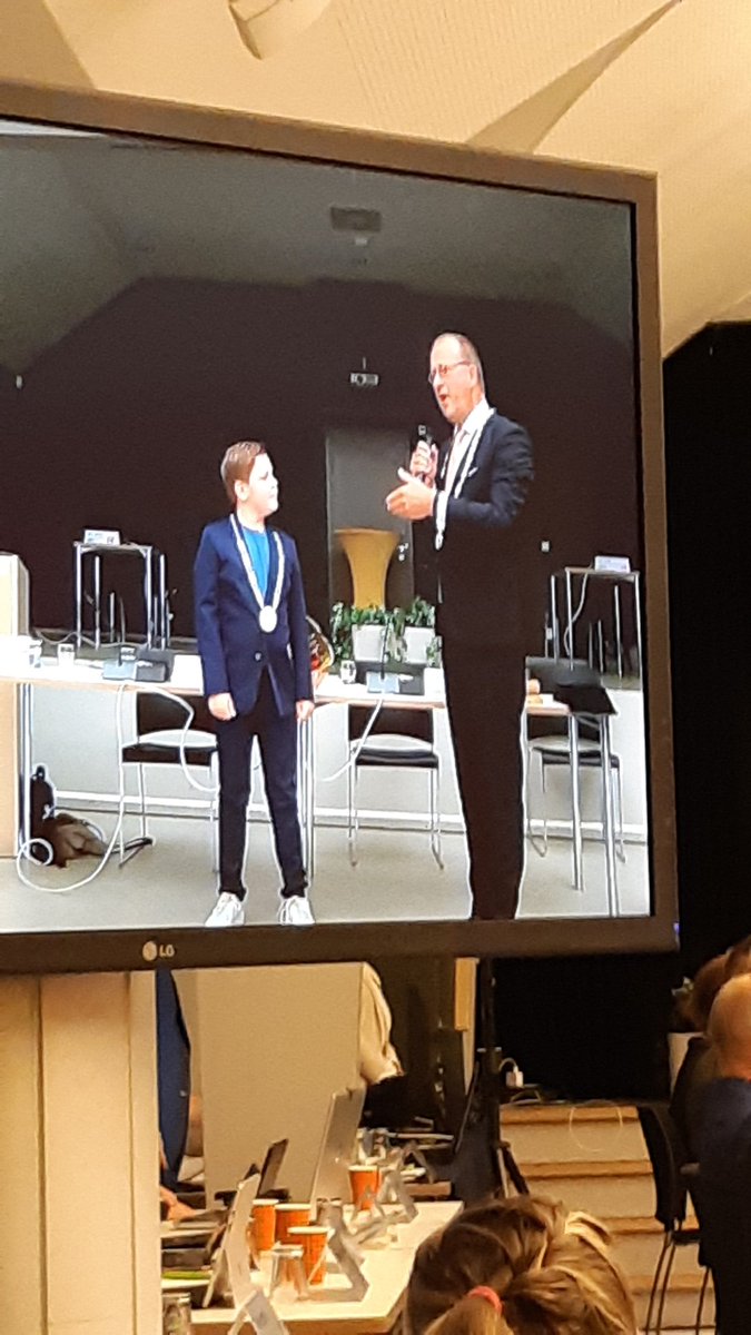 nicvdweide's tweet photo. De installatie van de kinderburgemeester Fedde Linneweever en 5 kinderambassadeurs! Mooie toespraak Fedde, jij gaat vast veel mooie dingen doen  @Molenlanden_Gem https://t.co/I8UfInTtQx