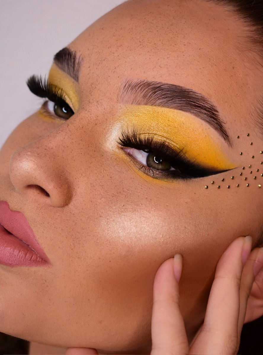 ChristinaMakeu's tweet photo. @ABHcosmetics Hello @ABHcosmetics  🎀 https://t.co/iDO1DjnR6j