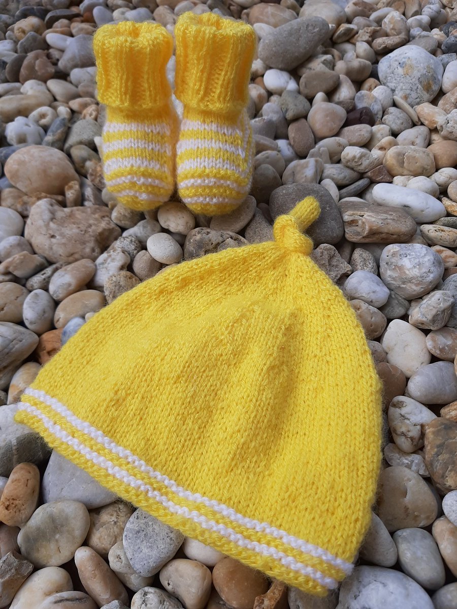 Knitbyfabricole's tweet photo. Bonnet et chaussons taille naissance et couleur soleil terminé.
#knitismyyoga #restofyarn #restedelaine #tricoterapia #tricoter #jaimeletricot #knitaddicted #knittinglife #babygift #yarn #knitlife #knittersoftheworld #knitting #swissknitters
https://t.co/lbmQ5q0Hsl https://t.co/5JmSDhz80y