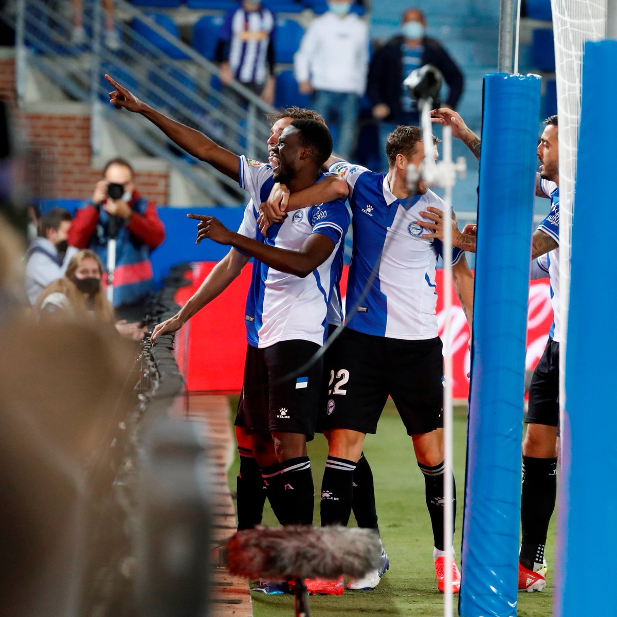😆💙👏 Tu 𝐟𝐞𝐥𝐢𝐜𝐢𝐝𝐚𝐝 es la de Mendizorroza, <a href="/loum_ndiaye/">Mamadou Loum Ndiaye</a>... 

✅⚽🇸🇳 ¡Primer gol del senegalés con el <a href="/Alaves/">Deportivo Alavés</a> en #LaLigaSantander! 

#AlavésElche