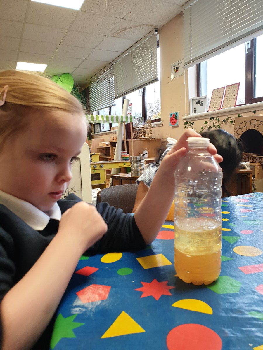 P1Laurieston's tweet photo. ๐งโโ๏ธBubbling potions๐งโโ๏ธ - part 1
We began our "Science through stories" today with "Winnie the Witch." It was great fun ๐
Our ingredients;
- vegetable oil
- water
- lavender or peppermint oil
- food colouring
- vitamin C tablet
#stemlearning #sciencethroughstories https://t.co/UR3biW6Nkd