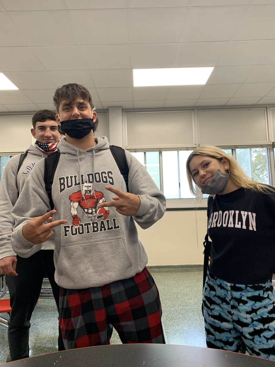 ITHSCLASSOF23's tweet photo. Juniors loved pajama day today! #RedRibbonWeek2021 @IslandTreesHS https://t.co/kaYKNXPZyt