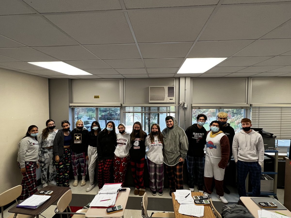 ITHSCLASSOF23's tweet photo. Juniors loved pajama day today! #RedRibbonWeek2021 @IslandTreesHS https://t.co/kaYKNXPZyt