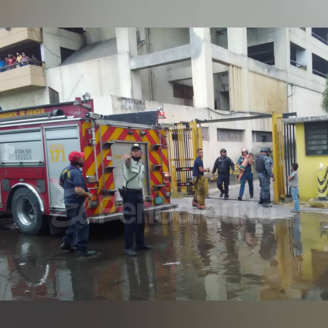 Elperiodiquito's tweet photo. 🚨Tras registrarse un fuerte incendio en uno de los apartamentos de la Torre B de Residencia Los Mangos en la Av. Constitución de Maracay, el cuerpo de Bomberos logró controlar las llamas y rescatar sanas y salvas a seis personas, cuatro de ellos menores de 10 años. #26Oct #EP https://t.co/tEwDFEtpwH