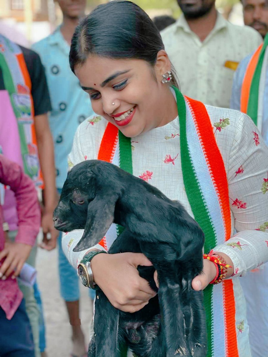 HRDeepikaReddy1's tweet photo. #Sindagi
A Smile Is a Curve ,
That Sets Everything Straight..

SO JUST SMILE 😁

When You Do What You Love , just feels perfect 💯

#Wellbeing #happymindhappylife #Smile 

@IYCKarnataka 

#hrdeepikareddy #gs_kpycc #teamRGR https://t.co/LQqAZOR8Dk