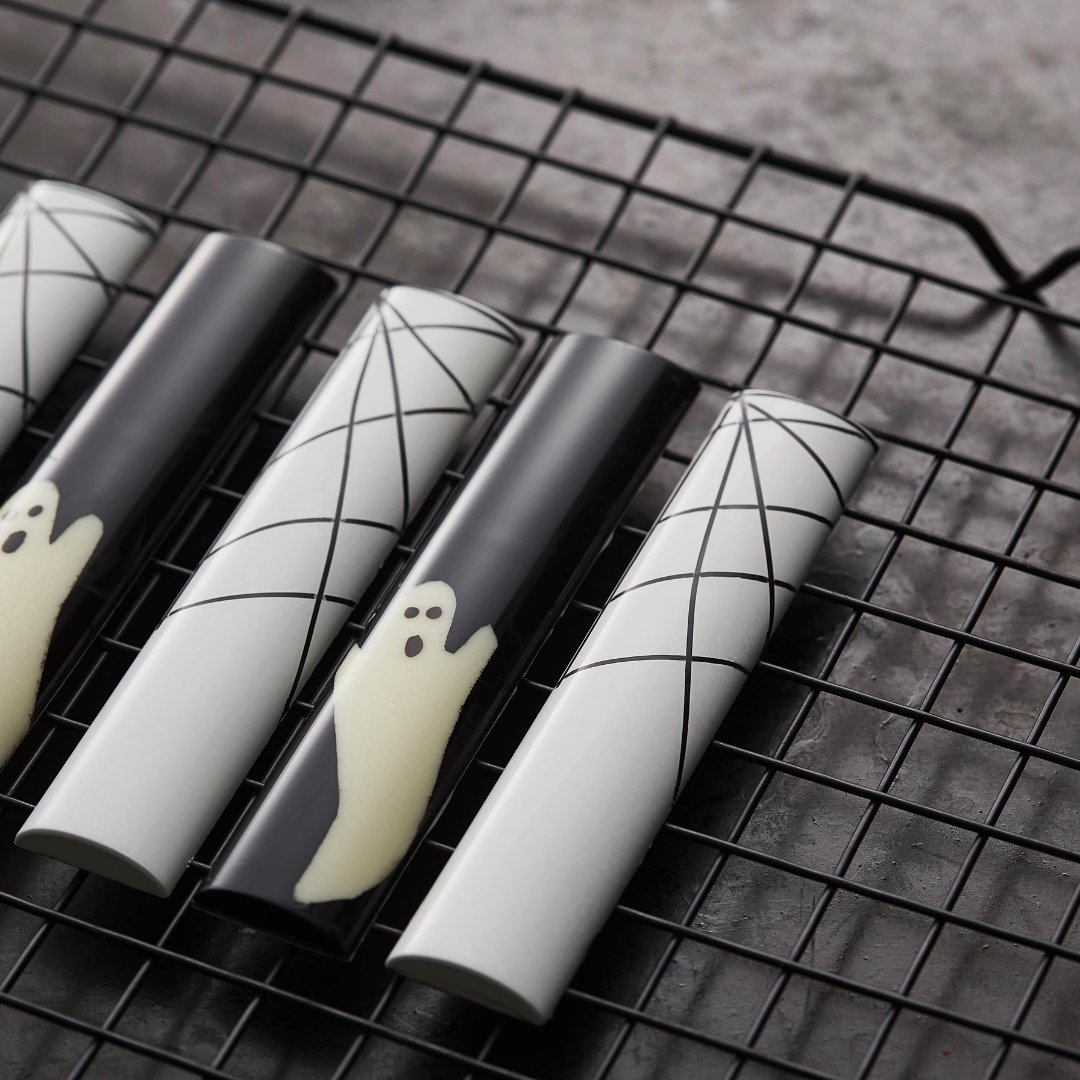 For halloween, chef @dimitrifayard, World Pastry Champion 2008, created those spooky chocolate bars using the blackest chocolate in contrast with the purest white chocolate from @Carmachocolate. Spider webs and ghosts never looked so indulging!