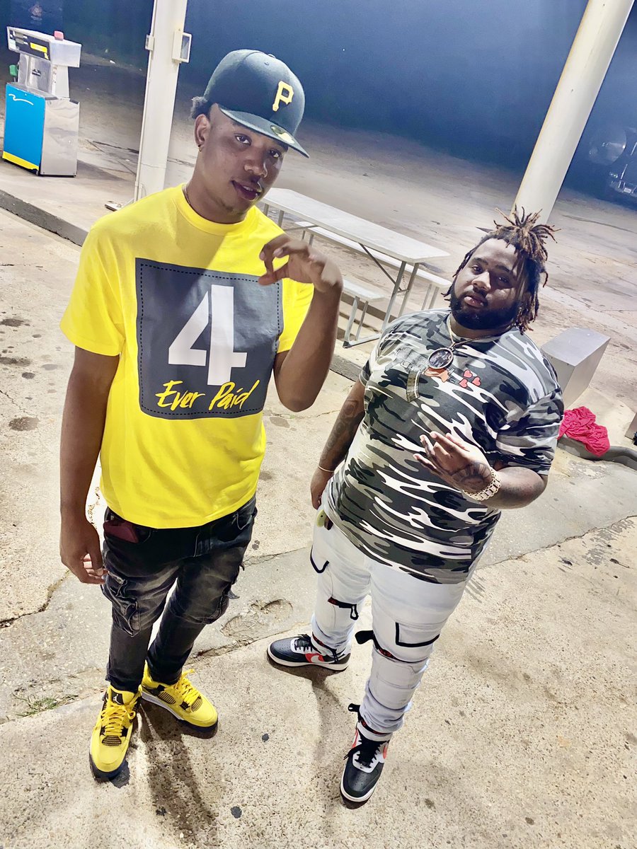 bigninefrmda4's tweet photo. them racks couldnt fit in these big Girbauds 4️⃣💙 #freerilla #longlivetheguys https://t.co/cKBOJ8ATbT