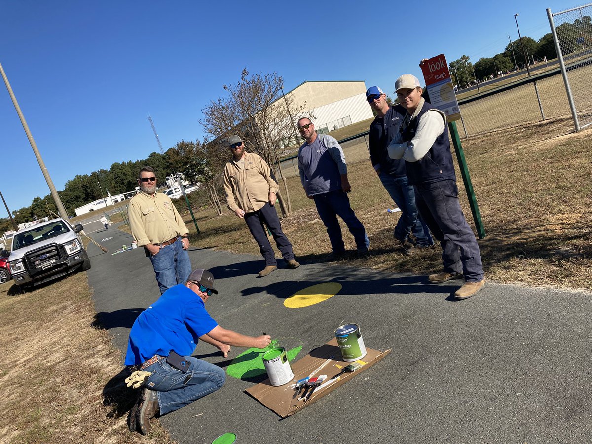 quinetta's tweet photo. Today @DukeEnergy teammates installed a Born Learning Trail at Conbraco Park in Pageland. The trail was made possible by a grant to the @UnitedWay of Chesterfield County from the @DukeEnergy Foundation. #dukeenergyfoundation #bornlearningtrail https://t.co/KCuYyCbb10
