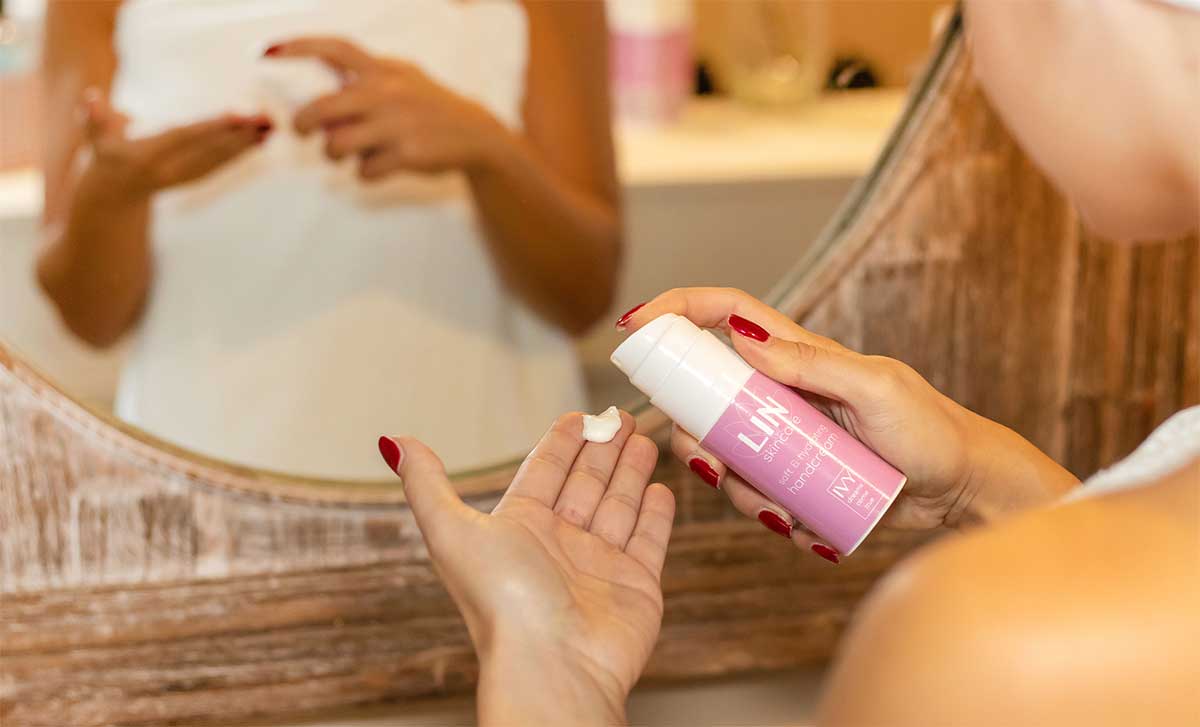 LINskincare's tweet photo. Met de overgang van herfst naar winter is het tijd om je huidverzorgingsritueel onder de loep te nemen. Over het algemeen wordt de huid in de herfst en winter een beetje droger. Hydrateren is ook nu weer erg belangrijk!

https://t.co/iax8p8PasY https://t.co/rTJX9S036C