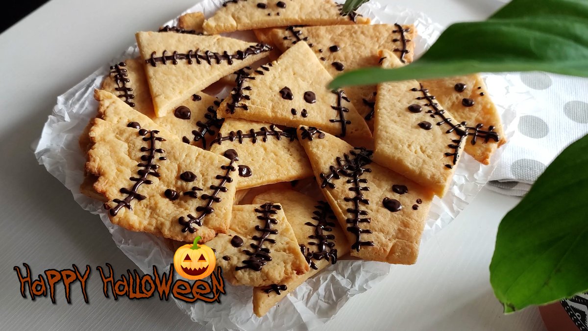 🎃 Creepy cookies | Halloween treats | quick and easy🎃 youtu.be/cFA6XNNjLkM via <a href="/YouTube/">YouTube</a>