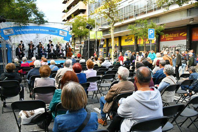 sants3radio's tweet photo. El comerç de barri i les tradicions catalanes conflueixen a la fira #Sants #Tradicat. Al #SantsMontjuïcAlDia hem escoltat un resum de totes les entrevistes que vam fer a l'estudi mòbil i també hem parlat amb Llorenç Porxas, president del @CarrerdSants.
🎙️https://t.co/9FAsWOB72i https://t.co/tYYDrKT3Ne