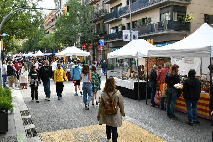 sants3radio's tweet photo. El comerç de barri i les tradicions catalanes conflueixen a la fira #Sants #Tradicat. Al #SantsMontjuïcAlDia hem escoltat un resum de totes les entrevistes que vam fer a l'estudi mòbil i també hem parlat amb Llorenç Porxas, president del @CarrerdSants.
🎙️https://t.co/9FAsWOB72i https://t.co/tYYDrKT3Ne